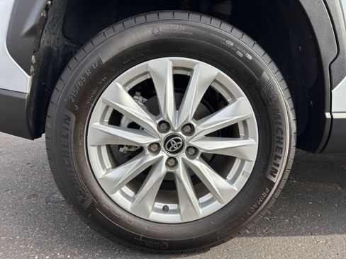 Used 2025 Toyota Corolla Cross LE image 29