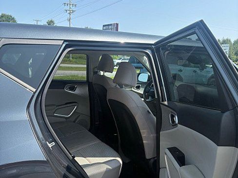 Used 2025 Kia Soul LX w/ LX Technology Package FWD image 7
