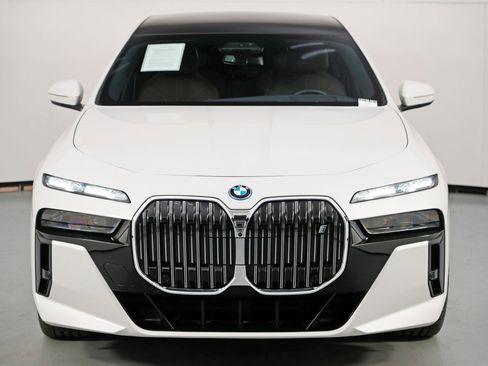 Used 2023 BMW i7 xDrive60 w/ Executive Package 2 image 58