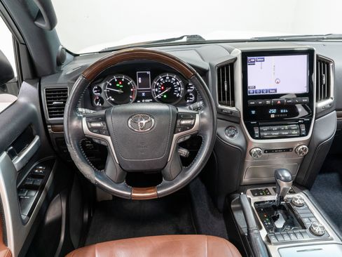 Used 2018 Toyota Land Cruiser image 11