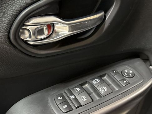 Used 2020 Jeep Cherokee Latitude w/ Cold Weather Group FWD image 20