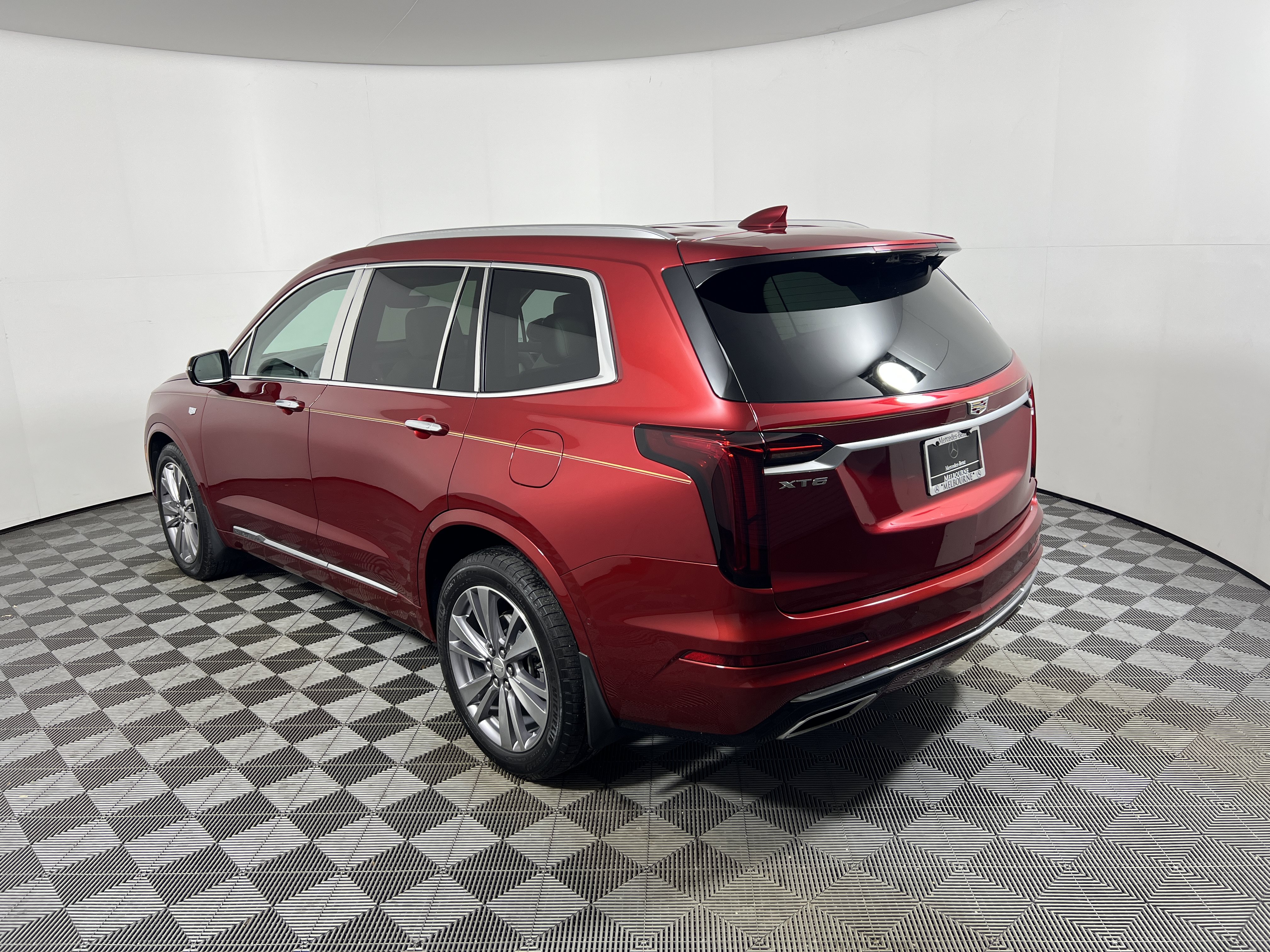 Used 2024 Cadillac XT6 Premium Luxury w/ Technology Package FWD image 3