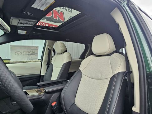 New 2025 Toyota Sienna Platinum image 13