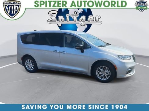 Used 2024 Chrysler Pacifica Touring-L FWD image 2