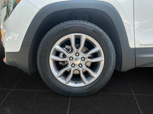 Used 2024 GMC Terrain SLT AWD/4WD image 9