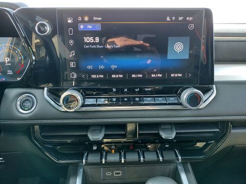 Used 2024 Chevrolet Colorado LT w/ LT Convenience Package AWD/4WD image 3