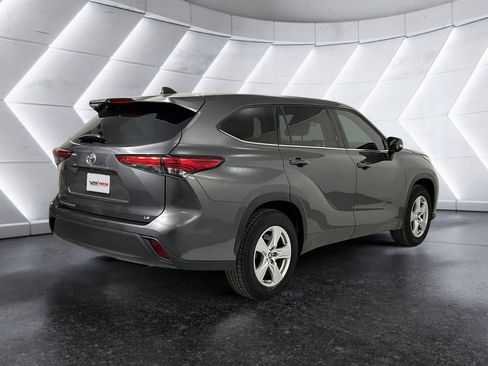 Used 2022 Toyota Highlander LE FWD image 4