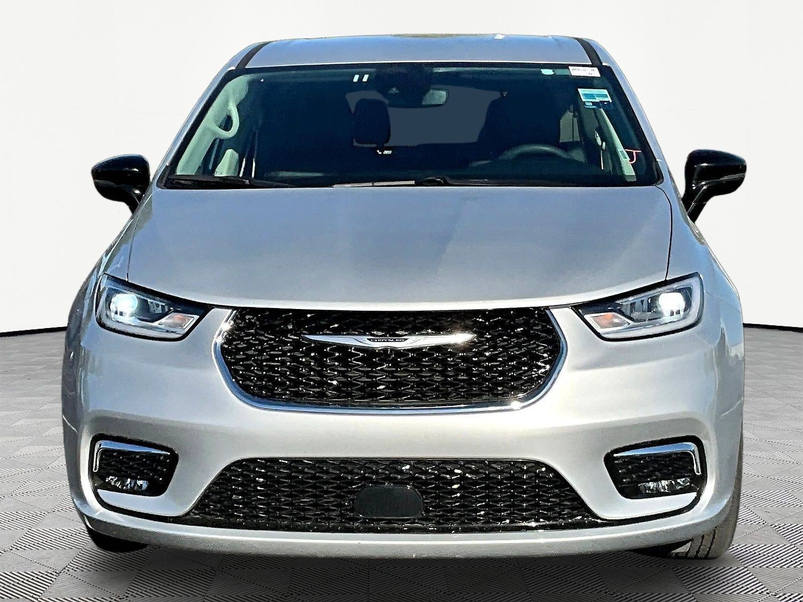 Used 2024 Chrysler Pacifica Touring-L FWD image 2