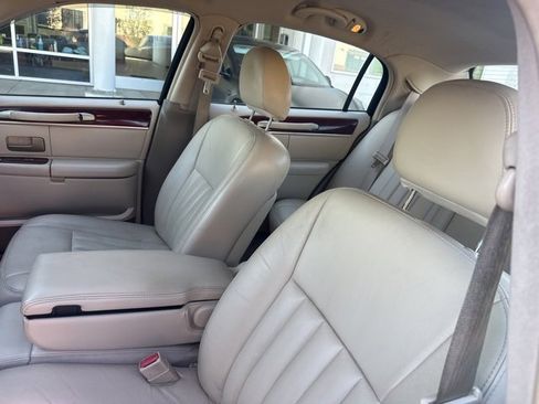Used 2004 Lincoln Town Car Signature image 22