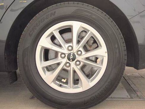 Used 2022 Kia Carnival LX FWD image 7