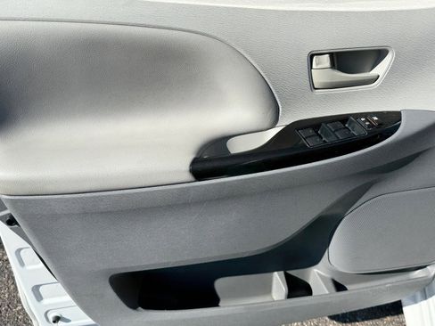 Used 2014 Toyota Sienna LE image 17