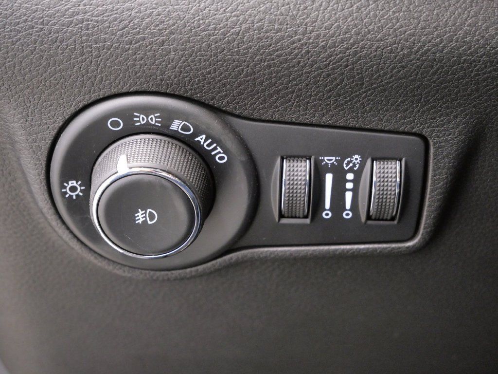 Used 2023 Jeep Compass Limited w/ Sun and Sound Group AWD/4WD image 21