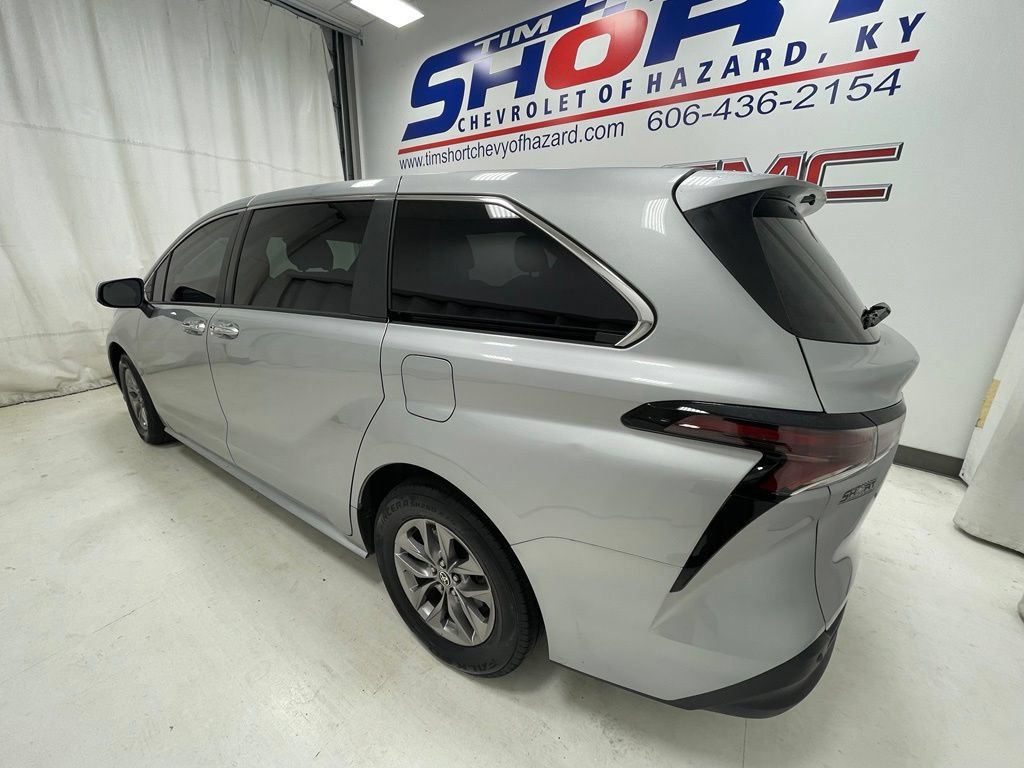 Used 2023 Toyota Sienna XLE FWD image 9