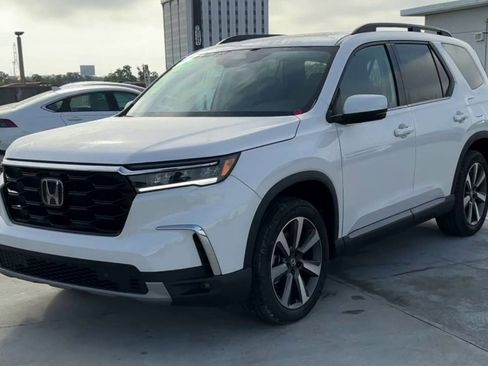 Certified 2024 Honda Pilot Touring image 9