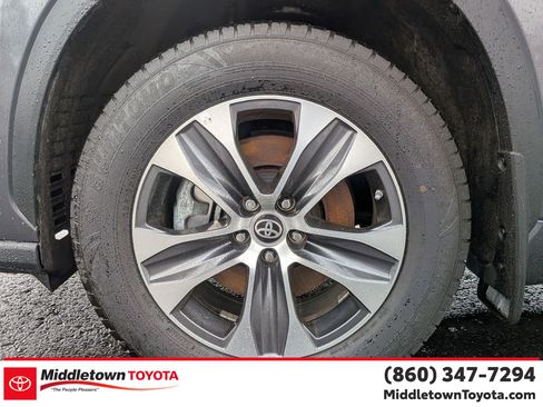 Certified 2024 Toyota Highlander XLE image 9