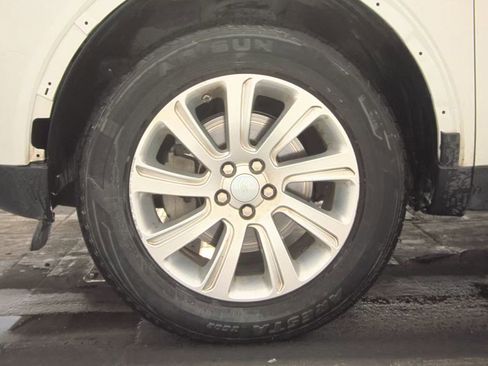 Used 2019 Land Rover Discovery Sport SE image 11