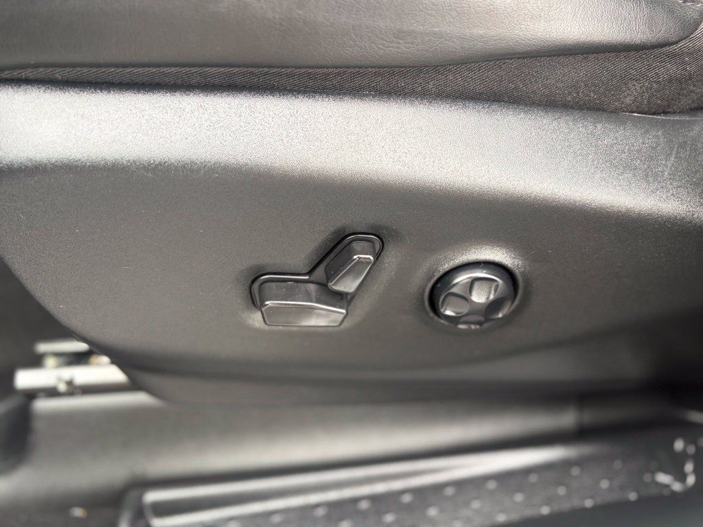 Used 2025 Chrysler Pacifica Limited FWD image 47