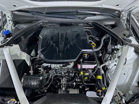 Used 2025 Genesis G70 2.5T image 32