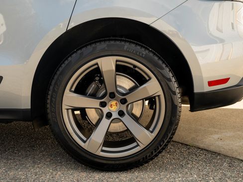 Certified 2025 Porsche Macan image 14