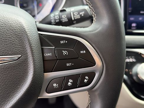 Used 2023 Chrysler Pacifica Touring-L FWD image 18