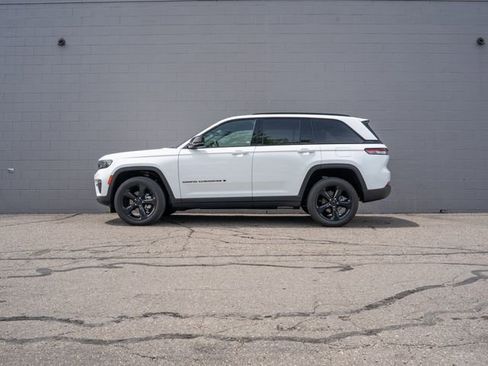 Used 2024 Jeep Grand Cherokee Limited w/ Black Appearance Package AWD/4WD image 2
