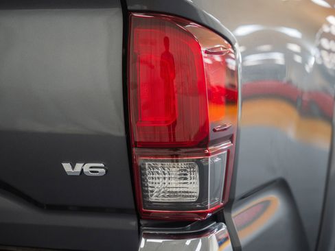 Used 2018 Toyota Tacoma SR5 AWD/4WD image 6