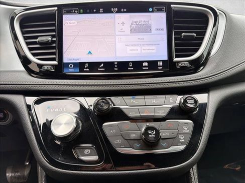 Used 2025 Chrysler Pacifica Limited FWD image 19