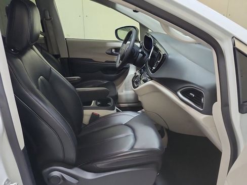 Used 2023 Chrysler Pacifica Touring-L image 10