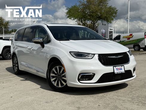 Used 2023 Chrysler Pacifica Limited image 1