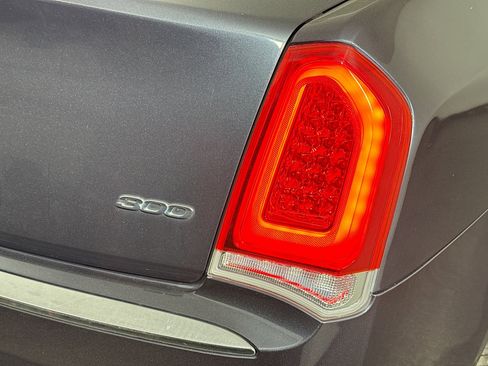 Used 2018 Chrysler 300 Limited image 34