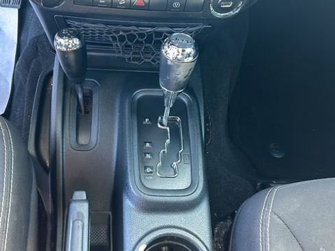 Used 2017 Jeep Wrangler Rubicon w/ Connectivity Group AWD/4WD image 22