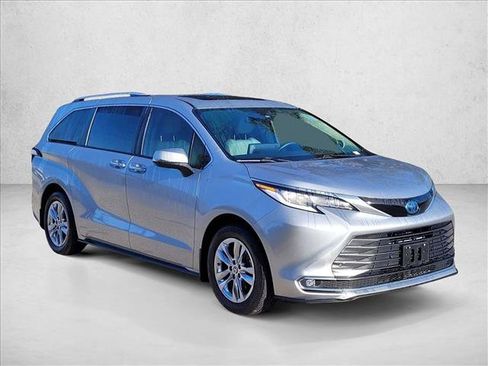 Used 2023 Toyota Sienna Limited image 3