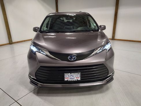 Used 2021 Toyota Sienna XLE image 3