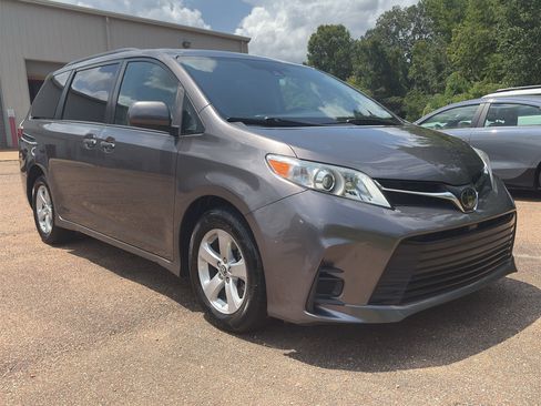 Used 2020 Toyota Sienna LE w/ LE Preferred Package FWD image 1