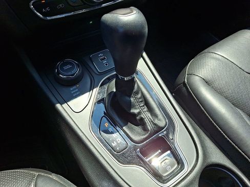 Used 2019 Jeep Cherokee Limited AWD/4WD image 18