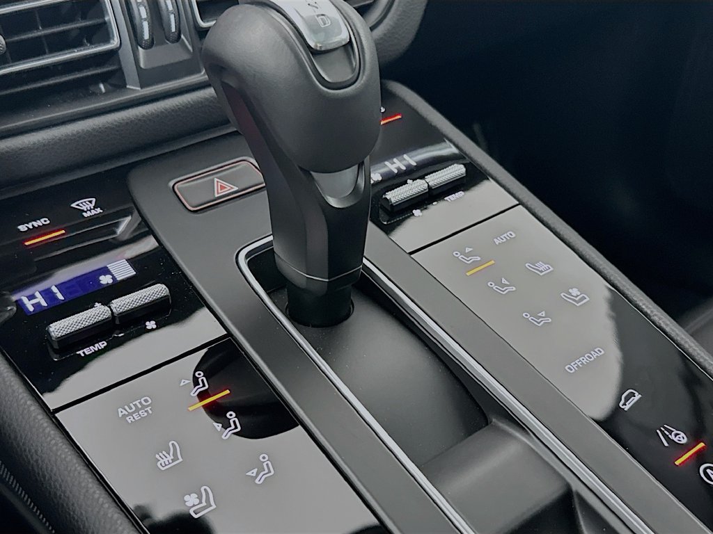 Certified 2025 Porsche Macan AWD/4WD image 19