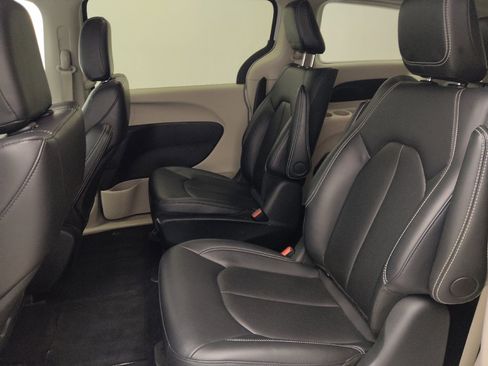 Used 2024 Chrysler Pacifica Limited FWD image 18