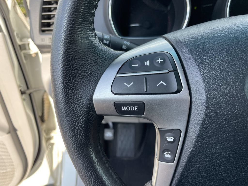 Used 2011 Toyota Highlander Limited w/ Tow Pkg FWD image 16