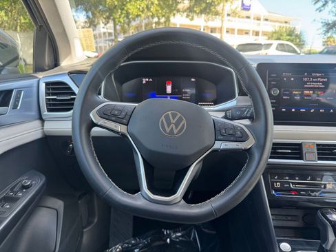 Used 2025 Volkswagen Taos SE image 28