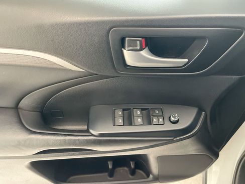 Used 2019 Toyota Highlander SE w/ Carpet Mat Package (TMS) AWD/4WD image 13