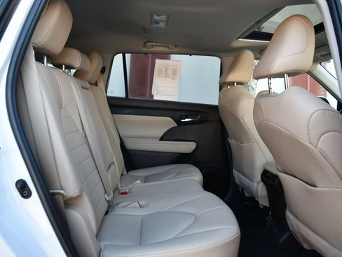 Used 2020 Toyota Highlander XLE image 18