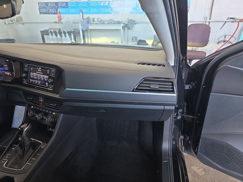 Certified 2023 Volkswagen Jetta SE image 20