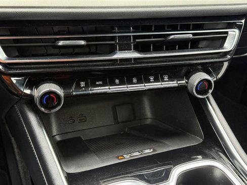 Used 2025 Chevrolet Traverse LT image 19