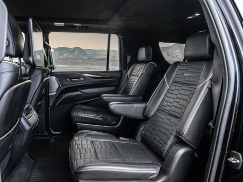 Used 2022 Cadillac Escalade ESV Sport Platinum w/ Heavy-Duty Trailer Package AWD/4WD image 9