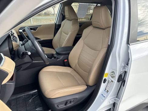 Used 2019 Toyota RAV4 Limited image 11