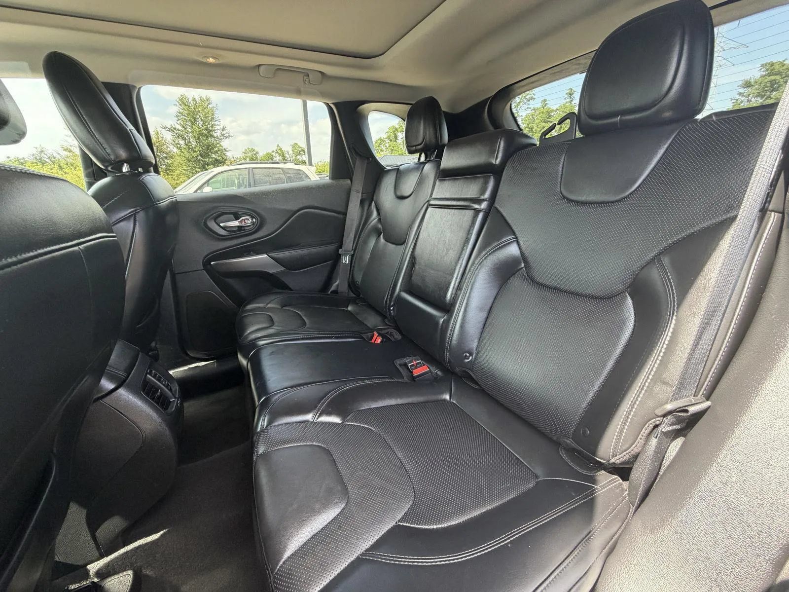 Used 2019 Jeep Cherokee Limited AWD/4WD image 16
