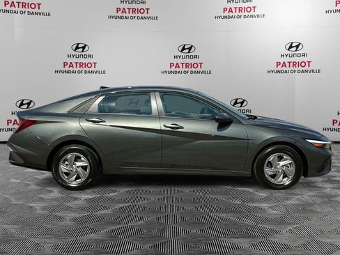 New 2026 Hyundai Elantra SE image 2