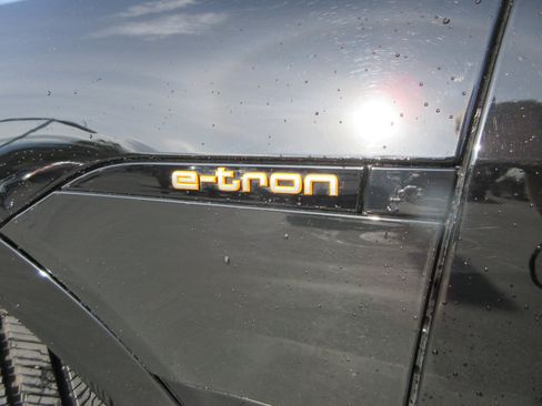 Used 2022 Audi e-tron Premium Plus AWD/4WD image 3