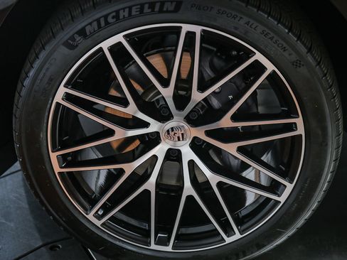 Certified 2026 Porsche Macan AWD/4WD image 13