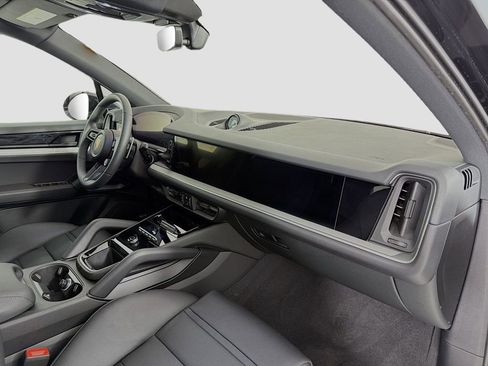 Certified 2025 Porsche Cayenne S AWD/4WD image 33